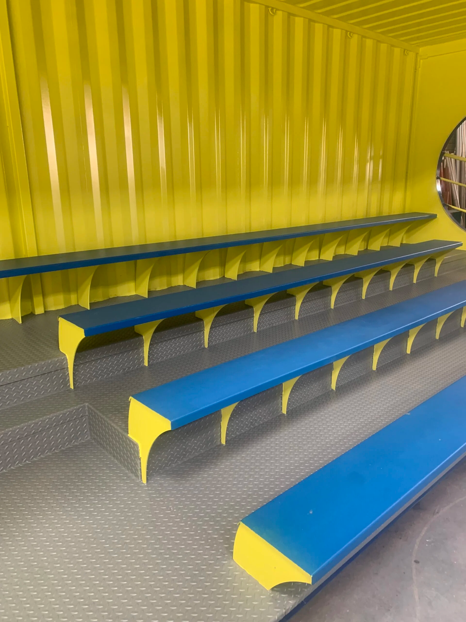 Finitions d'une tribune